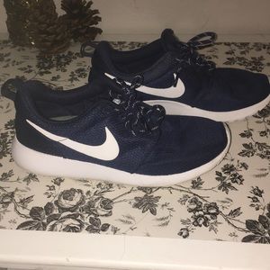 Women’s navy blue Nike Roshe